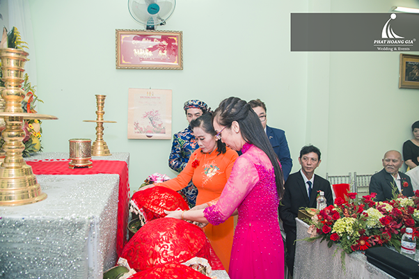 trang trí gia tiên tone đỏ