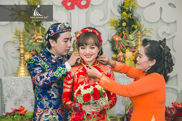 trang trí gia tiên tone đỏ