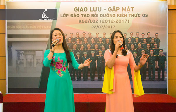 tổ chức họp lớp gặp mặt 4