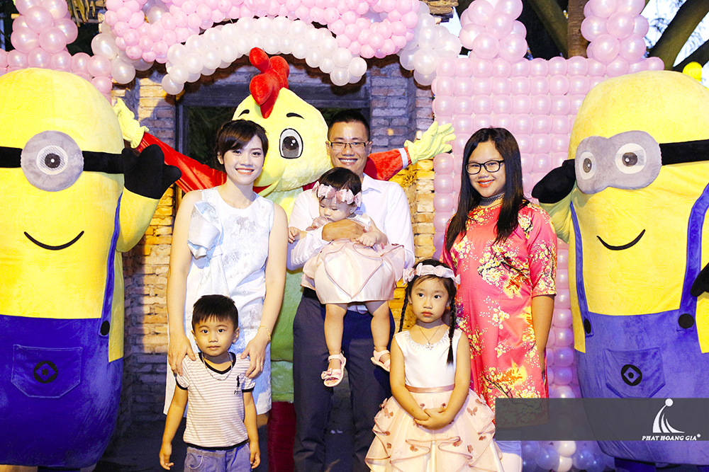 tiệc thôi nôi bé thùy an 6