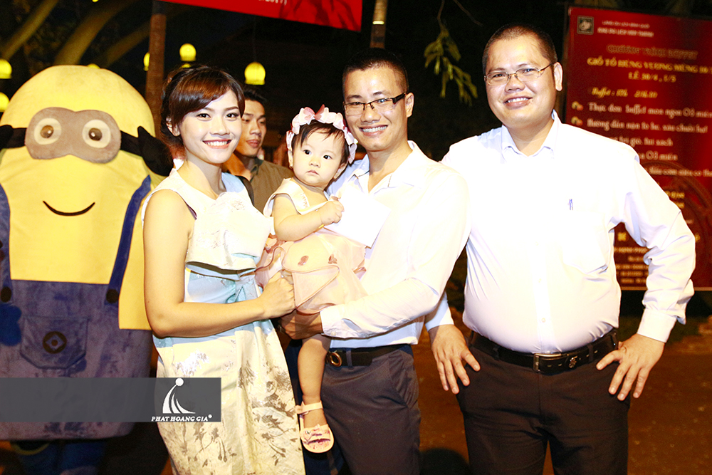 tiệc thôi nôi bé thùy an 9