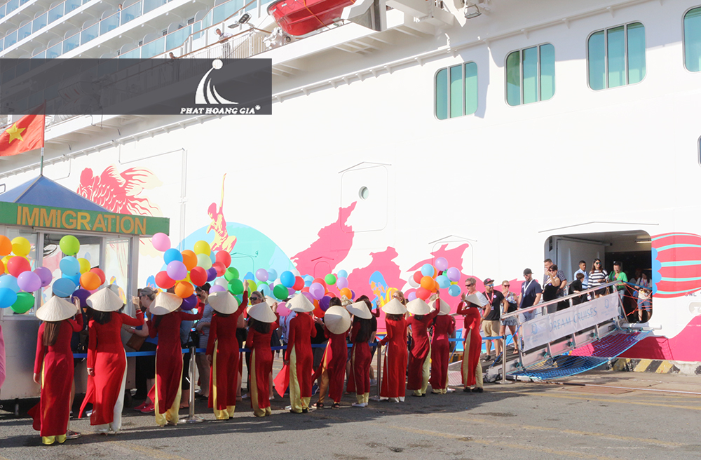 tàu genting dream vào Việt Nam 01