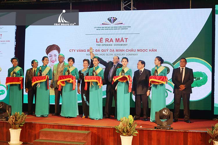 Đại biểu cắt băng khánh thành
