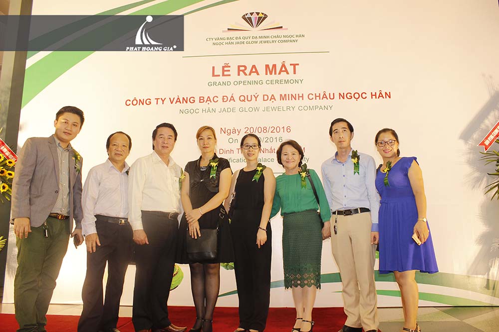 Khách mời chụp ảnh lưu niệm
