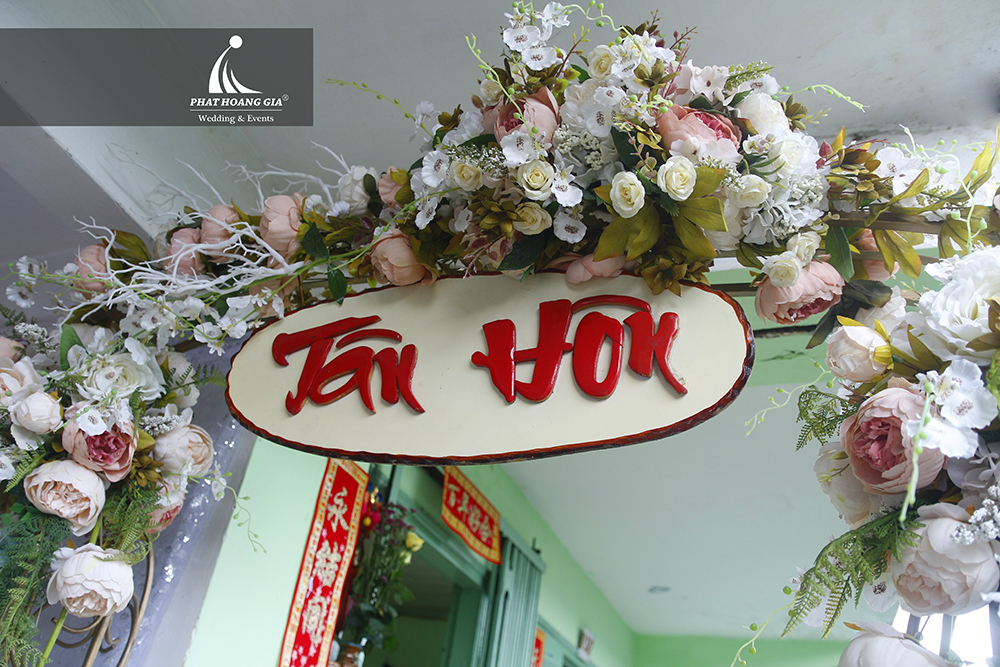 trang trí lễ gia tiên tone vàng 01