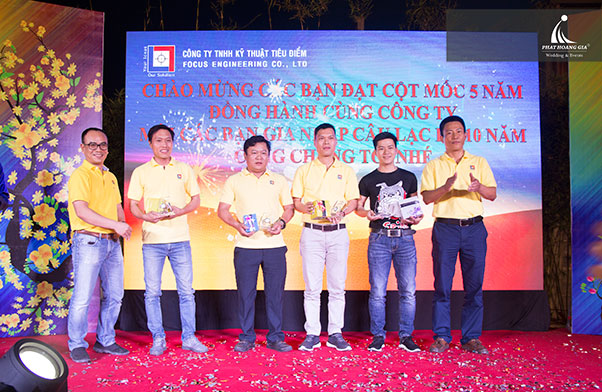 tất niên công ty kỹ thuật tiêu điểm 12