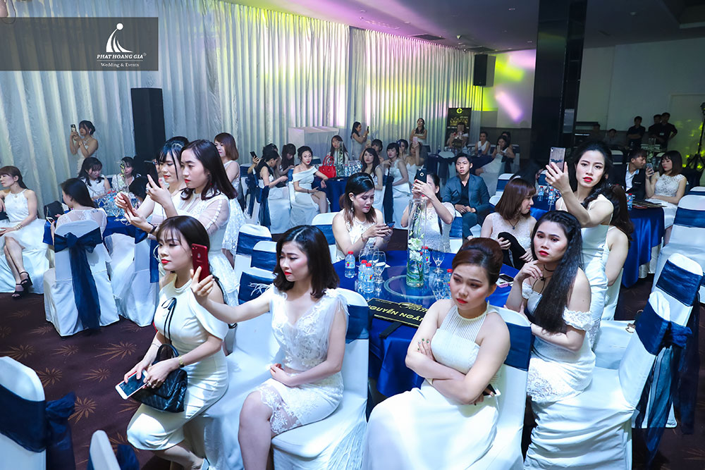 tri ân mỹ phẩm cc. white 18