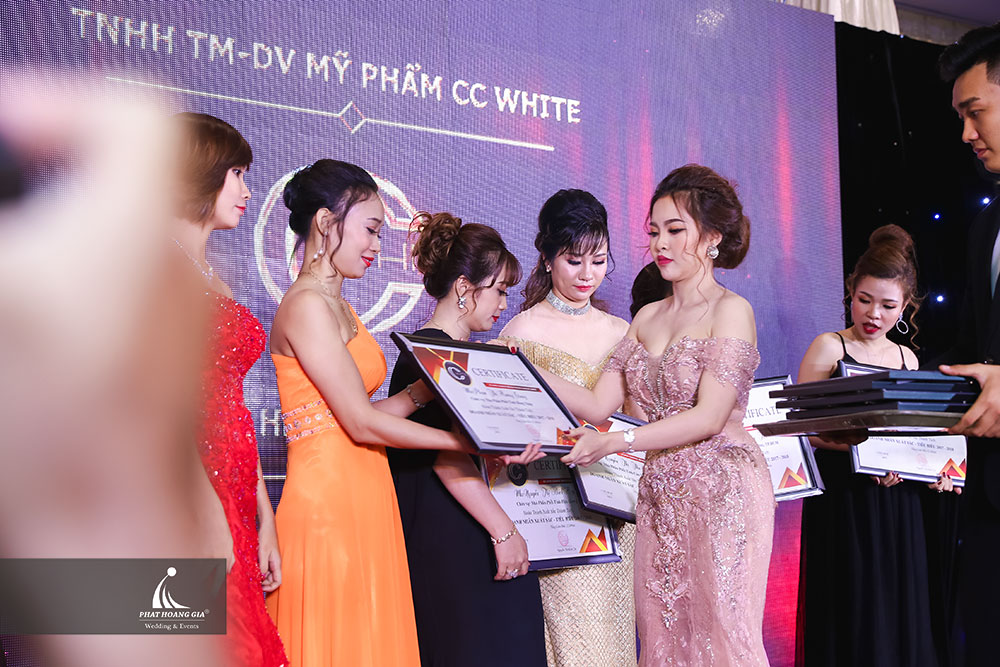 tri ân mỹ phẩm cc. white 28