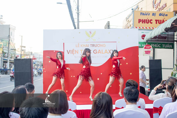 Múa mở màn