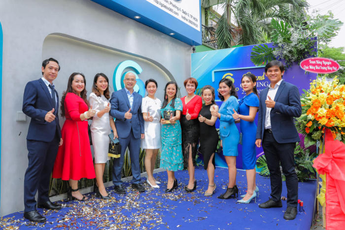 Chụp hình lưu niệm lễ khai trương