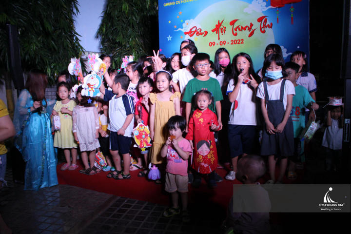 đêm trung thu của các em chung cư Hoàng Anh 2