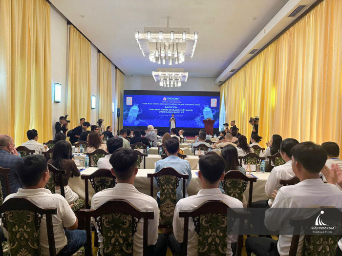 họp báo