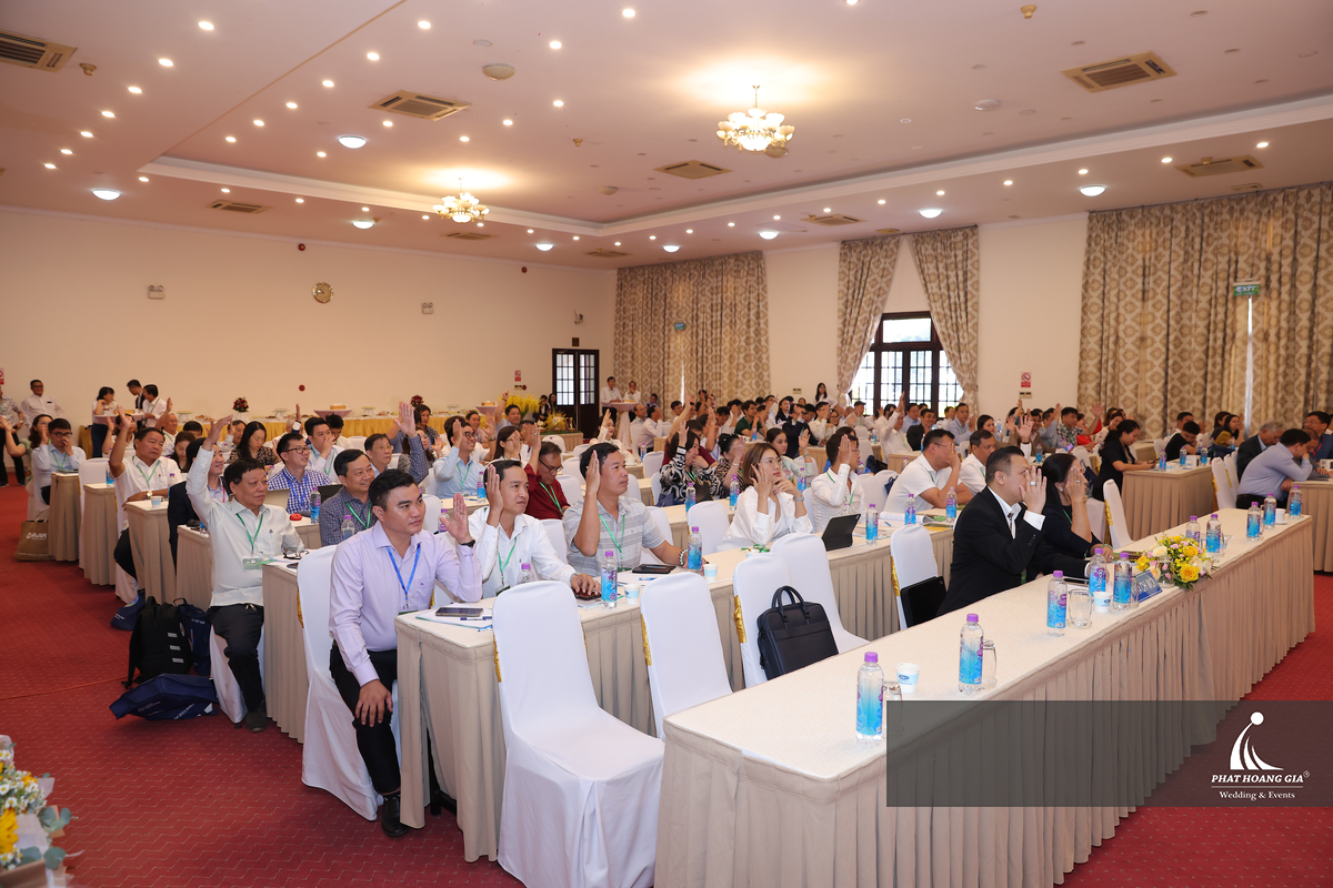  Khách mời tham gia tương tác và trao đổi tại hội thảo chuyên đề trong không gian hội trường được bố trí theo hình thức hội nghị