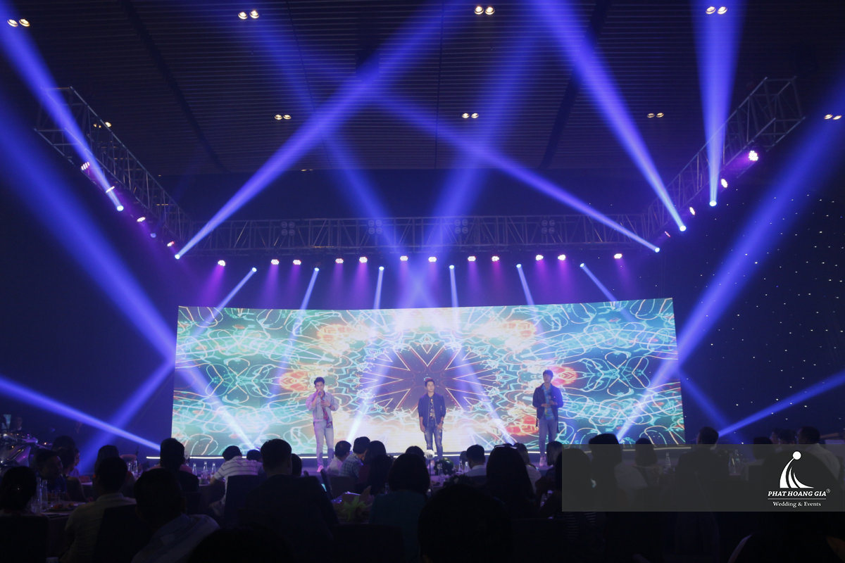 Sân khấu ca nhạc bùng nổ với visual ánh sáng và màn hình led rực rỡ sắc màu 