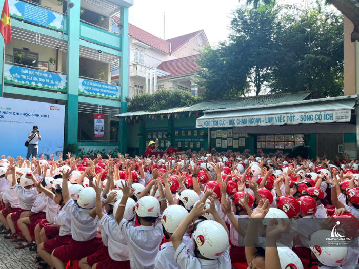 CHƯƠNG TRÌNH TRAO TẶNG MŨ BẢO HIỂM CHO HỌC SINH LỚP 1 – HEAD SƠN MINH