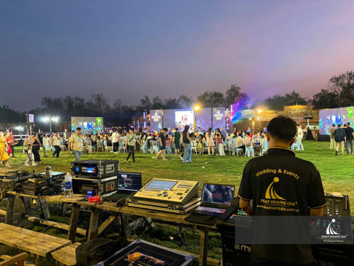 YEAR END PARTY - MOONLAND