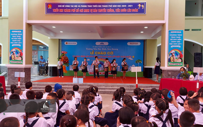 LỄ TRAO TẶNG MŨ BẢO HIỂM CHO HỌC SINH LỚP 1