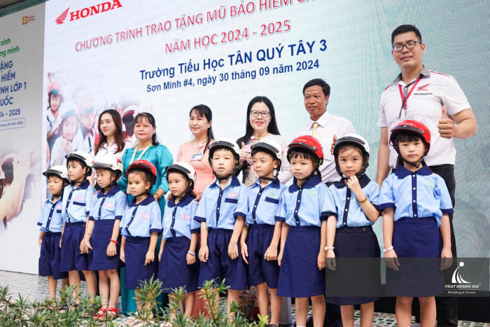 CHƯƠNG TRÌNH TRAO TẶNG MŨ BẢO HIỂM CHO HỌC SINH LỚP 1 – HEAD SƠN MINH