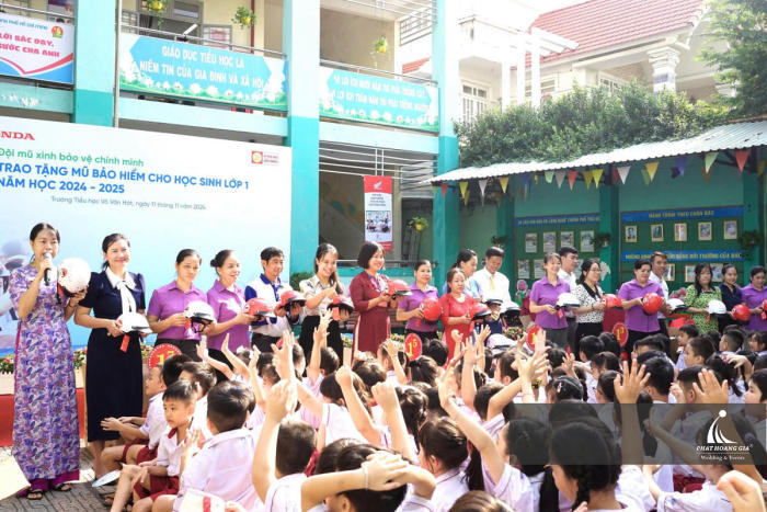 CHƯƠNG TRÌNH TRAO TẶNG MŨ BẢO HIỂM CHO HỌC SINH LỚP 1 – HEAD SƠN MINH